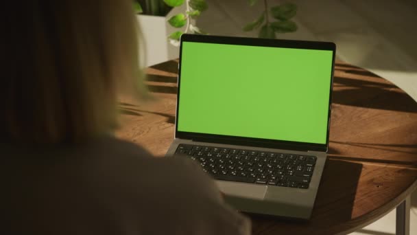 Handheld Shot Unrecognisable Caucasian Woman Watching Laptop Computer Green Screen — 图库视频影像