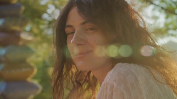 Dreamlike Close Portrait Curly Caucasian Woman Freckles Looking Camera Sunset — Stok Video