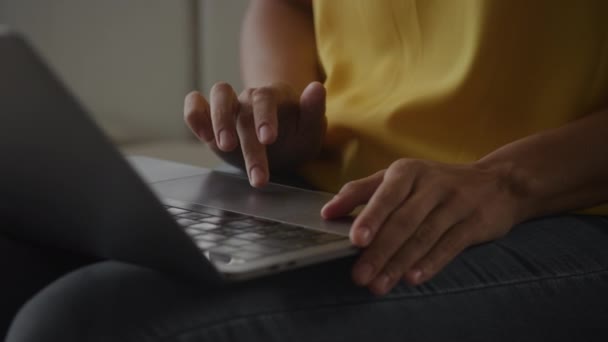 Close African Amerian Woman Hands Using Laptop Touchpad Pinch Swipe — Αρχείο Βίντεο