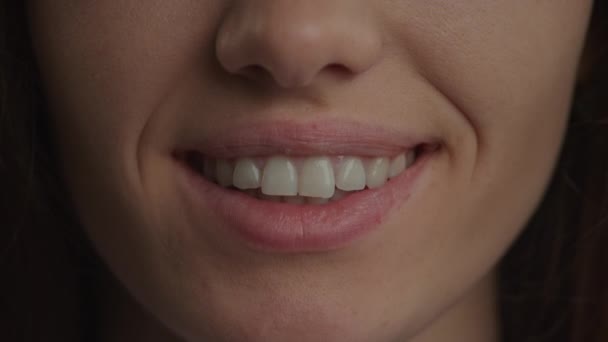 Close Caucasian Woman Confident Toothy Smile Slow Motion — Wideo stockowe