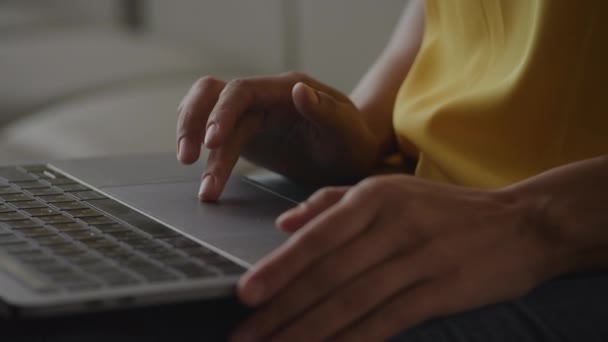 Close African Amerian Woman Hands Using Laptop Touchpad Pinch Swipe — Αρχείο Βίντεο
