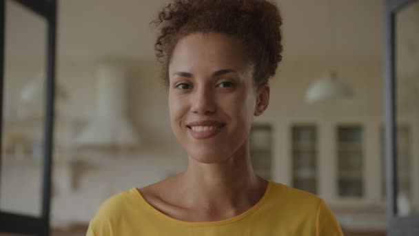 Close Portret Młodej Afroamerykanki Afroamerykanki Uśmiech Patrząc Kamerę 90Fps Zwolnionym — Wideo stockowe