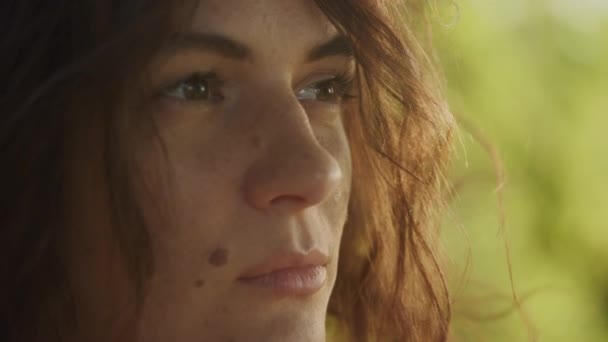 Handheld Close Catching Sunbeam Curly Caucasian Woman Face Freckles Birthmark — Vídeo de Stock