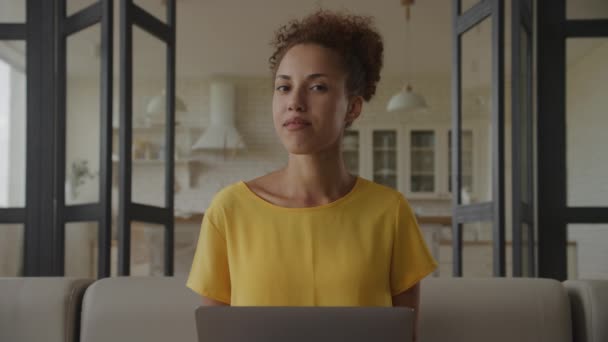 Afrika Kökenli Amerikalı Kadın Kameraya Bakıyor Dizüstü Bilgisayarının Önünde Ağır — Stok video