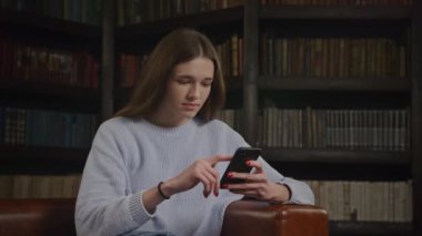 Kafkasyalı bir kadının akıllı telefonuna göz gezdirip yavaş çekimde inanılmaz haberler almasına yakından bakın.