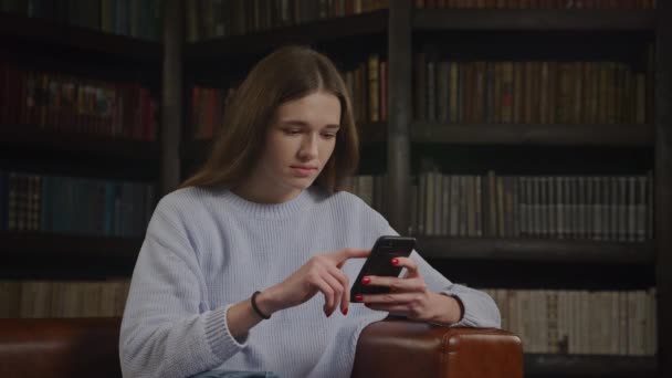 Zbliżenie Górę Górę Kaukaski Kobieta Przeglądając Jej Smartfon Otrzymując Niewiarygodne — Wideo stockowe