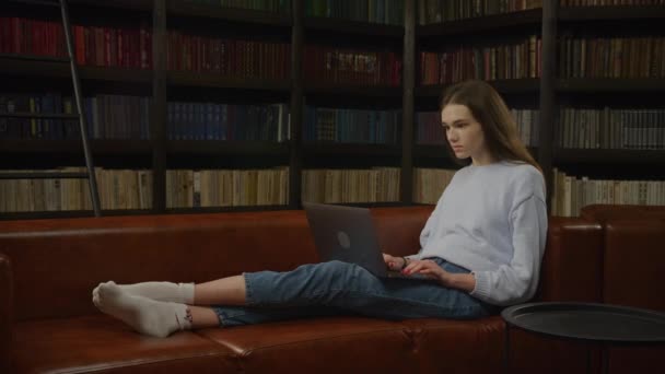 Молодая Белая Женщина Возбуждается Работая Компьютером Помещении Замедленной Съемке — стоковое видео