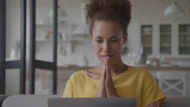 Närbild Afroamerikansk Kvinna Får Goda Nyheter Firar Prestation Sin Bärbara — Stockvideo
