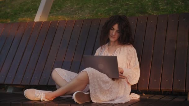 Handheld Shot Curly Caucasian Woman Woking Her Laptop Computer Park — Vídeo de stock