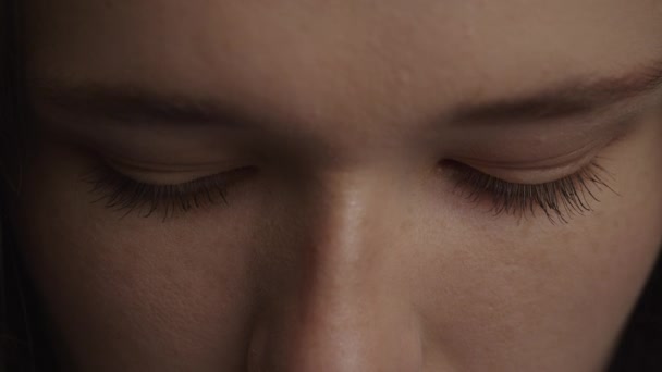 Крупным Планом Белая Женщина Поднимает Голову Открывает Глаза Замедленной Съемке — стоковое видео