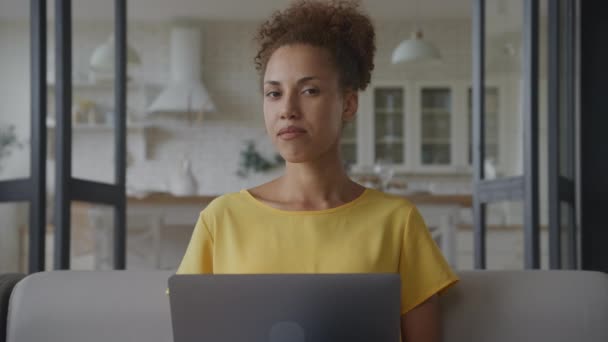 Portret Van Een Jonge Volwassen Afro Amerikaanse Vrouw Kijkend Naar — Stockvideo