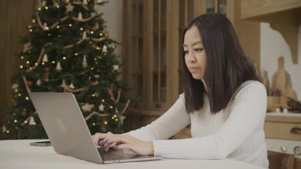 在圣诞节或除夕之夜 亚洲女人在家里的笔记本电脑上收到好消息 — 图库视频影像