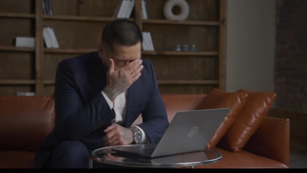 Retrato Empresário Asiático Pensativo Frente Seu Laptop Escritório Sótão Pensando — Vídeo de Stock