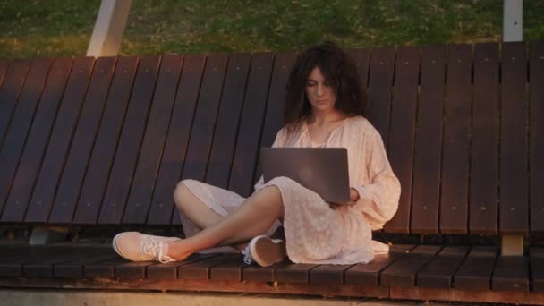 Handheld Shot Curly Caucasian Woman Woking Her Laptop Computer Park — Stok video