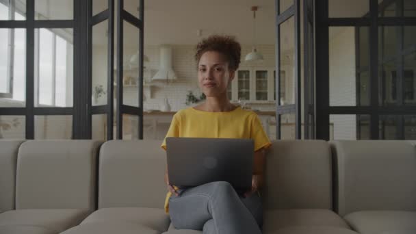 Geniş Portre Afro Amerikan Kadın Kameraya Bakıyor Bilgisayarının Önünde Ağır — Stok video