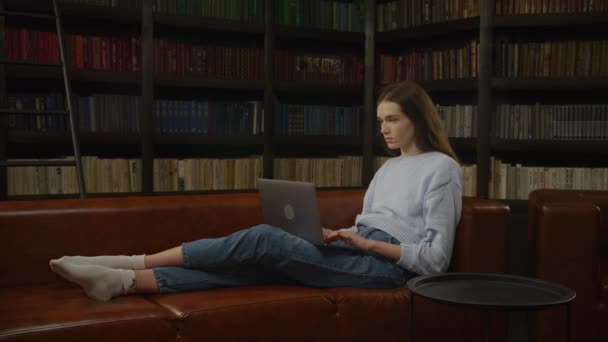 Estudante Mulher Caucasiana Trabalhando Seu Computador Portátil Dentro Casa Deitado — Vídeo de Stock