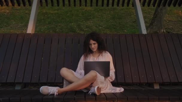 Handheld Shot Curly Caucasian Woman Woking Her Laptop Computer Park — Vídeo de stock