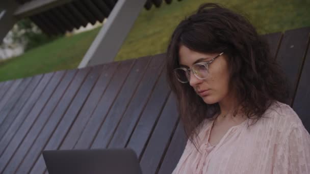 Handheld Close Curly Caucasian Woman Working Her Laptop Computer Park — Vídeo de stock