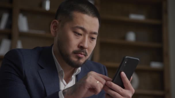 Primer Plano Hombre Negocios Asiático Tatuado Navegando Teléfono Inteligente Con — Vídeos de Stock