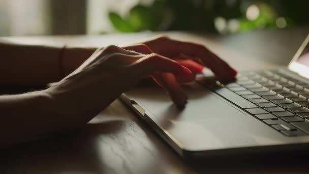 Nahaufnahme Einer Frau Die Zeitlupe Auf Einem Laptop Computer Touchpad — Stockvideo