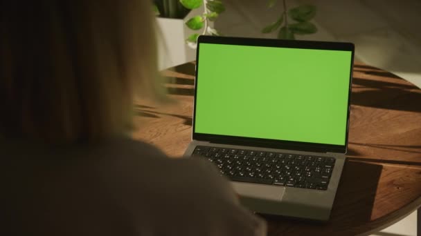 Handheld Shot Unrecognisable Caucasian Woman Watching Laptop Computer Green Screen — 图库视频影像