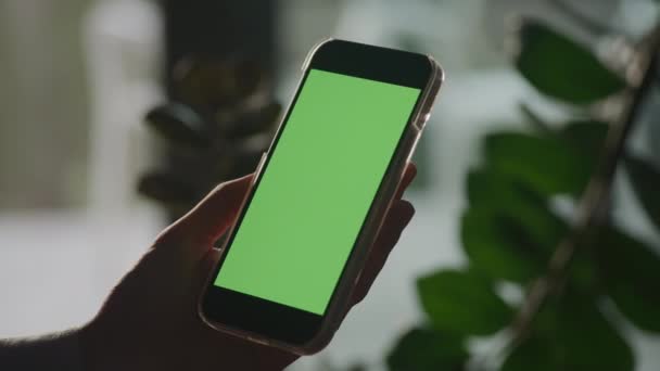 手牵着手 在慢镜头下挖一个绿色屏幕的智能手机 — 图库视频影像
