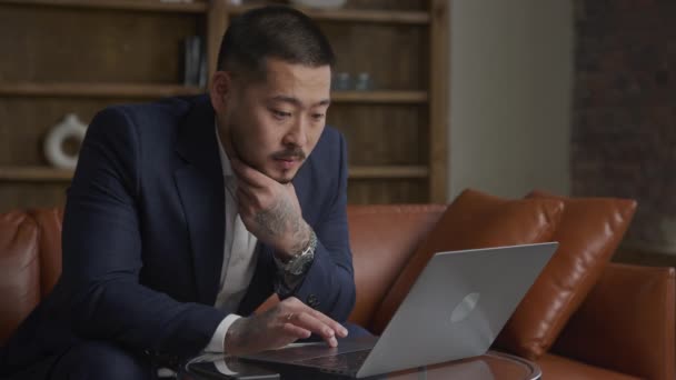 Retrato Hombre Negocios Asiático Tatuado Reflexivo Buscando Oportunidad Computadora Portátil — Vídeos de Stock