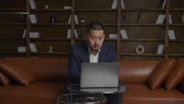 Aziatisch Zakenman Werken Zijn Laptop Computer Zijn Loft Kantoor Het — Stockvideo