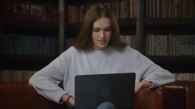 Yavaş optik itme, beyaz bir kadının laptopunu yavaş çekimde içerideki bilgisayarında gezdirmesi.