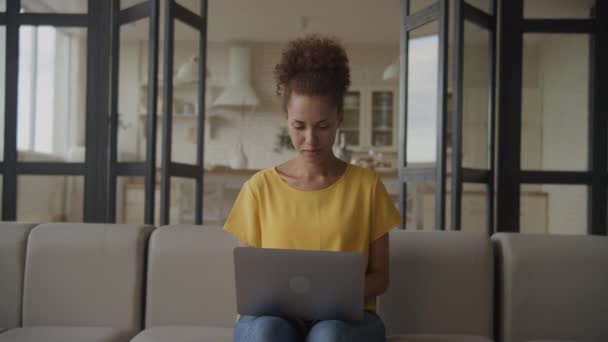 Jovem Adulto Afro Americano Mulher Ficar Preocupado Enquanto Trabalhava Seu — Vídeo de Stock