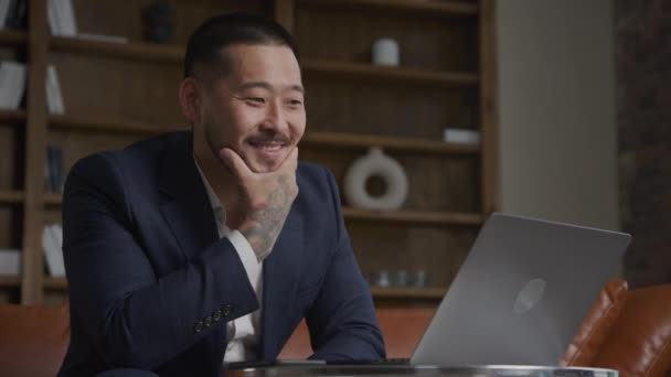 Podekscytowany Uśmiechnięty Azjatycki Wytatuowany Biznesmen Aspiracjach Pracujący Laptopie Garniturze Zwolnionym — Wideo stockowe