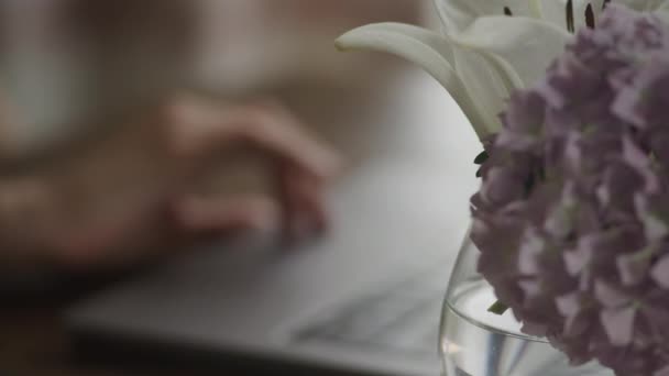 Rack Focus Close Hydrangea Flower Woman Hand Scrolling Laptop Computer — Vídeos de Stock