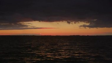 Yazın gün batımında gökyüzü açık olan bir fırtınada, manzaralı bir nehir manzarasına optik yakınlaşma