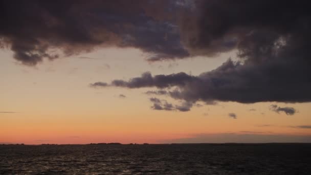 外のスローモーションで日没の嵐の空の雲と風光明媚な川の上のカメラパン — ストック動画