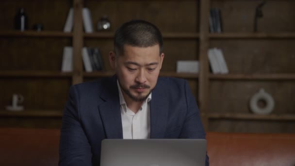 Close Aziatische Zakenman Werken Zijn Laptop Computer Zijn Loft Kantoor — Stockvideo