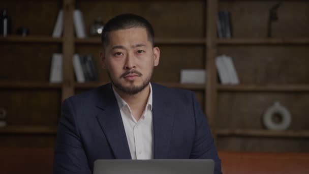 Detail Portrét Asijského Podnikatele Při Pohledu Kameru Před Jeho Notebook — Stock video