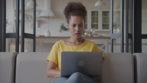 Retrato Uma Mulher Afro Americana Pensativa Trabalhando Computador Portátil Dentro — Vídeo de Stock