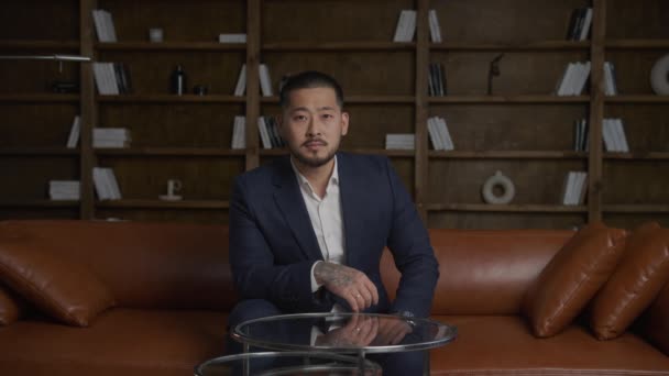 Porträt Eines Asiatischen Geschäftsmannes Der 75Fps Zeitlupe Vor Seinem Laptop — Stockvideo