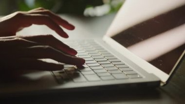 90 fps yavaş çekimde, bir dizüstü bilgisayarın klavyesinde yazı yazan beyaz kadın ellerini kapatın.