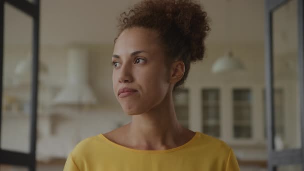 Gros Plan Portrait Une Jeune Femme Afro Américaine Adulte Regardant — Video