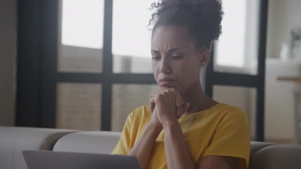 Retrato Uma Mulher Afro Americana Triste Pensativo Sentindo Preocupado Handheld — Vídeo de Stock