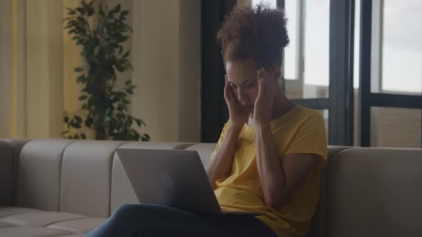 Portrait Une Femme Afro Américaine Triste Sentant Inquiète Tenue Main — Video