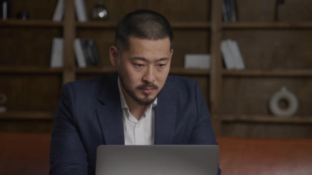 Aziatisch Zakenman Werken Zijn Laptop Computer Zijn Loft Kantoor Het — Stockvideo