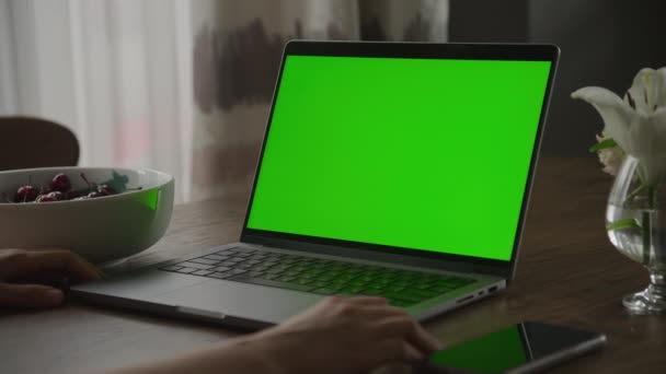 手持ちのショットは スローモーションで屋内クロマキーグリーンスクリーンと女性の手を持つラップトップコンピュータの周りにピボッティング — ストック動画