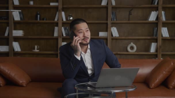 Asiático Hombre Negocios Establecer Trato Durante Una Llamada Teléfono Inteligente — Vídeos de Stock