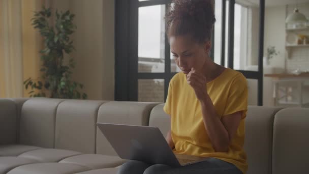 Ung Vuxen Afroamerikansk Kvinna Tänker Medan Surfar Online Shopping Laptop — Stockvideo