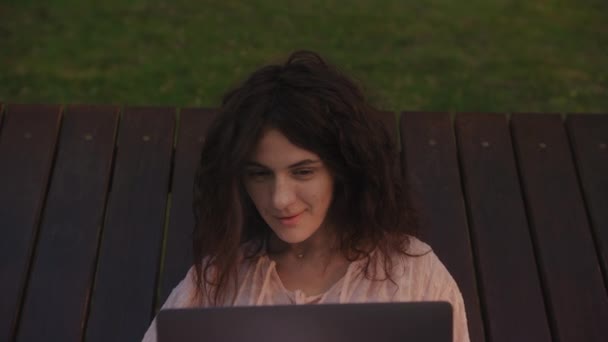 Handheld Close Curly Caucasian Woman Working Her Laptop Computer Park — Αρχείο Βίντεο