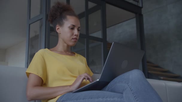 Disparo Ángulo Bajo Una Mujer Afroamericana Que Trabaja Computadora Portátil — Vídeo de stock