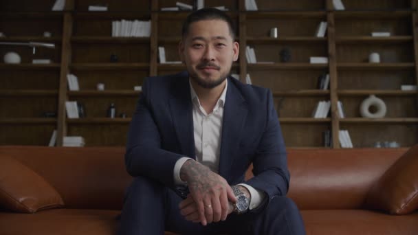 Pov Retrato Empresário Tatuado Terno Olhando Para Câmera Confiante Sorrir — Vídeo de Stock