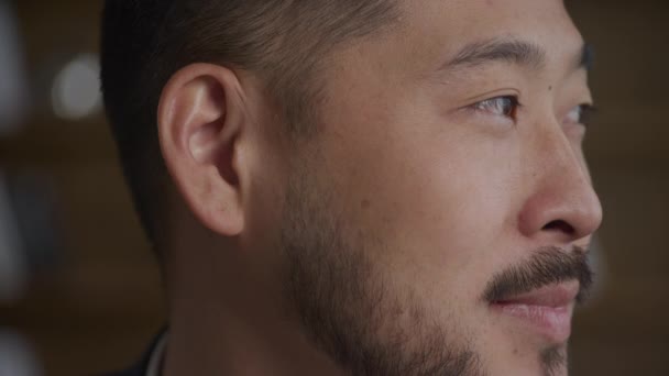 Gros Plan Homme Asiatique Tournant Tête Regardant Caméra Avec Sourire — Video